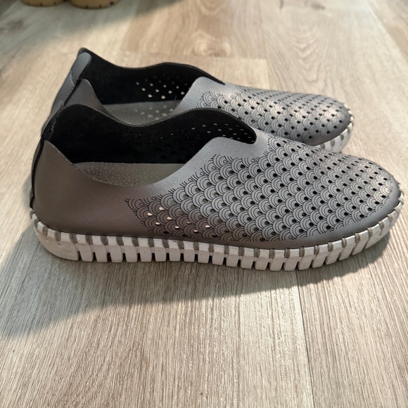ISLE JACOBSEN Tulip Gray Slip-On Shoes - Picture 1 of 8